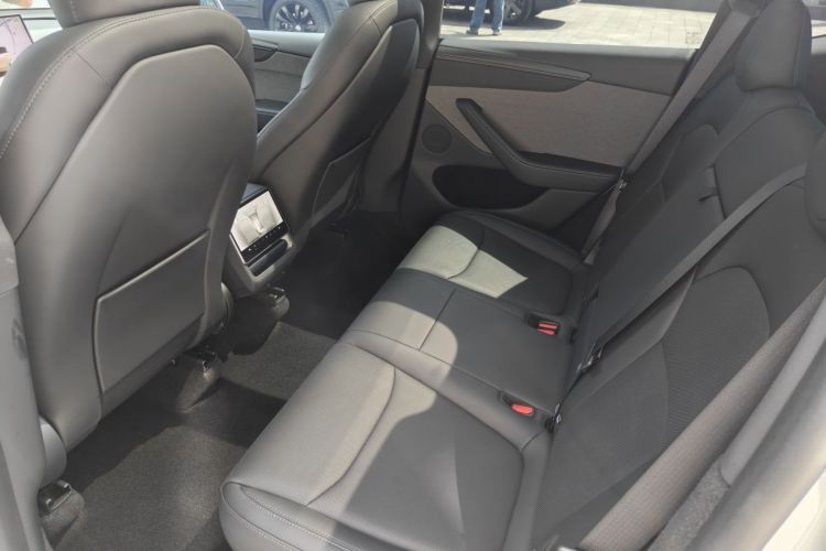 Tesla Model Y 2026 #9 Tesla Model Y 2026 car image #9