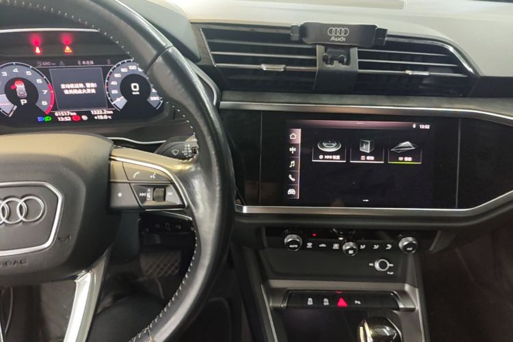 Audi Q3 2021 car image #13