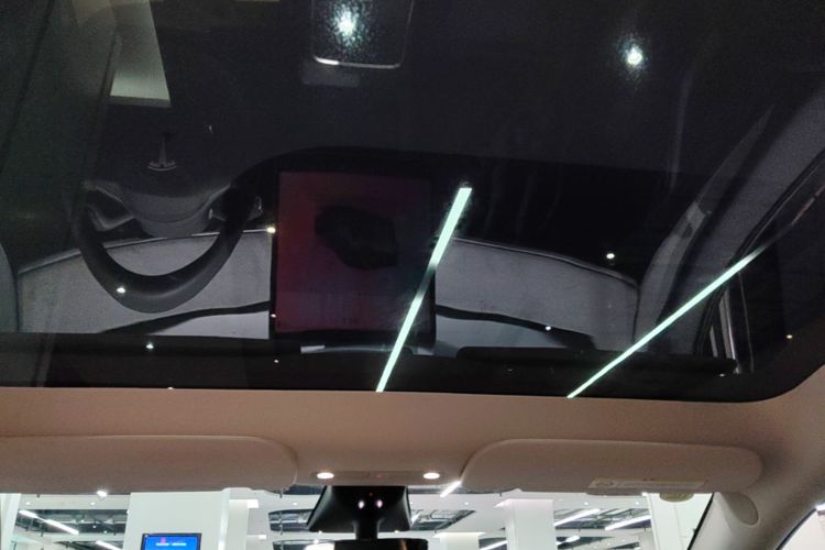 Tesla Model Y 2023 car image #18