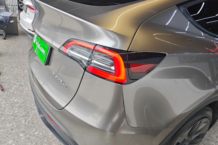 Tesla Model Y 2023 car image #8