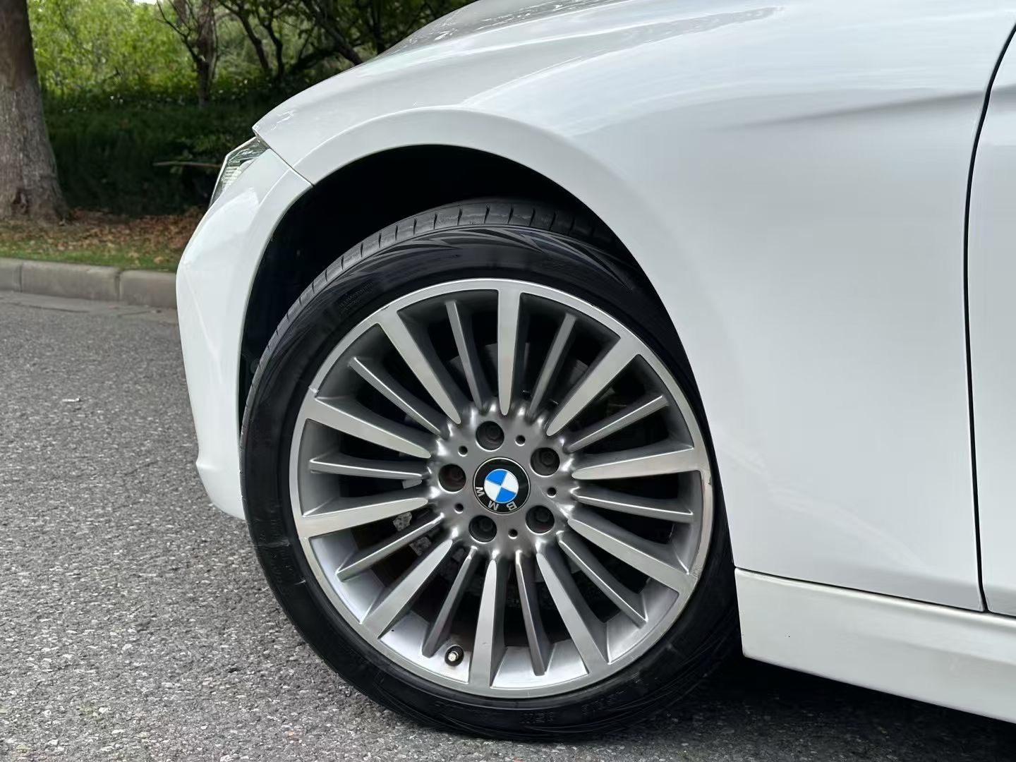 BMW 3 Series 2019 car image #11
