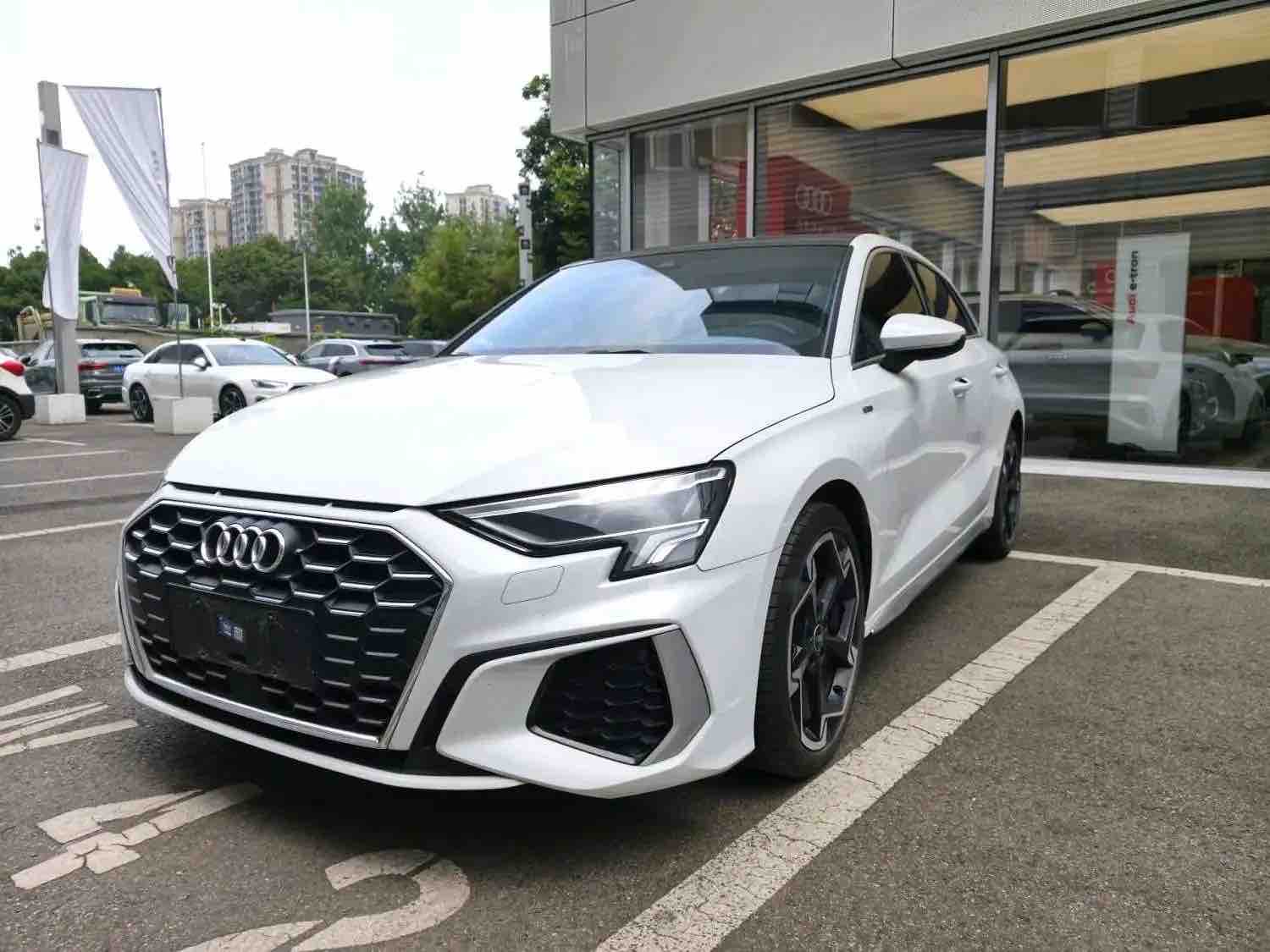 2023 immagine di auto 