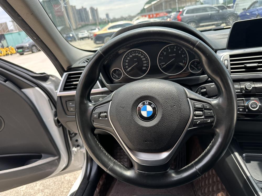 BMW 3 Series 2018 car image #15