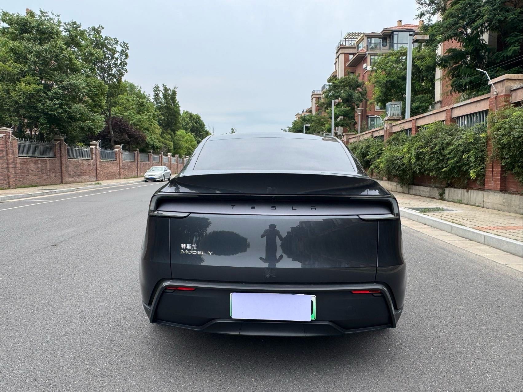 Tesla Model Y 2025 #8 Tesla Model Y 2025 car image #8