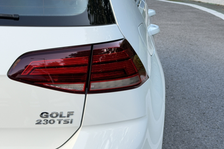 Volkswagen Golf 2018 car image #5