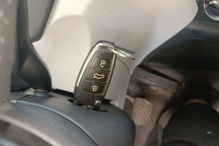 Audi Q3 2016 car image #9