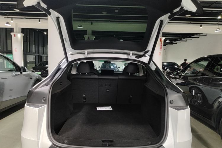 Tesla Model Y 2025 car image #19