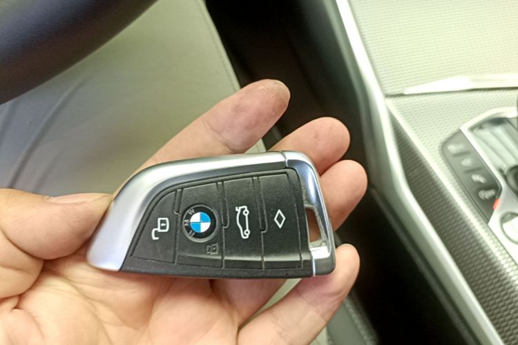 BMW 3 Series 2020 car image #18