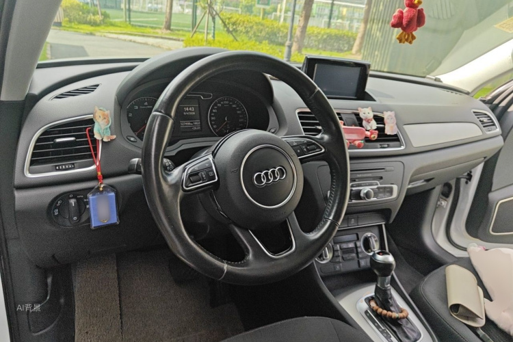 Audi Q3 2015 car image #12