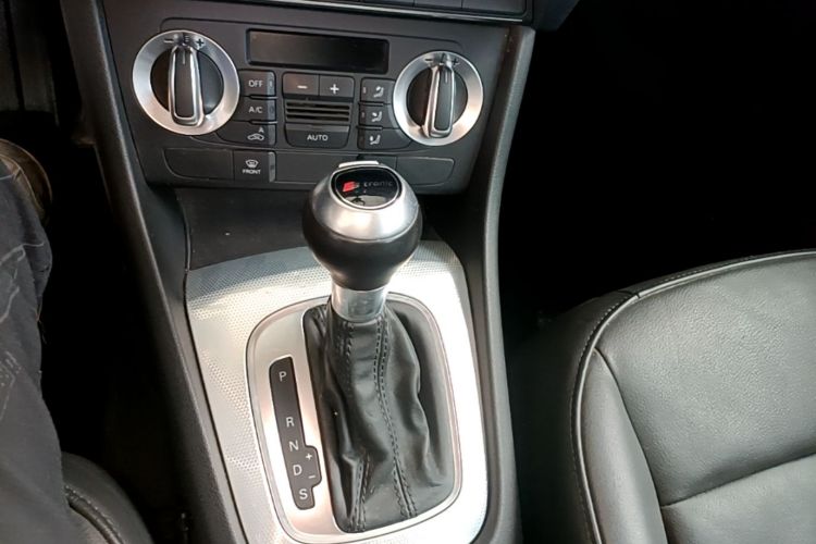 Audi Q3 2016 car image #18