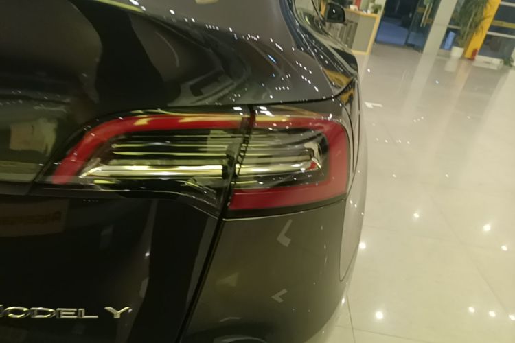 Tesla Model Y 2025 imagem de carro #8