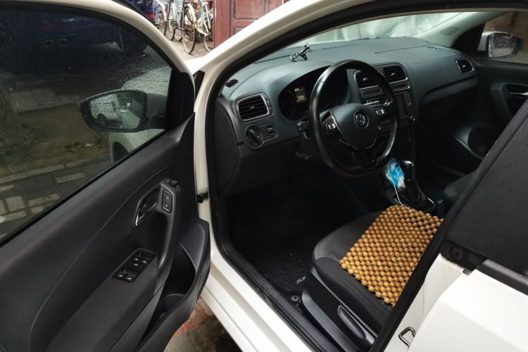 Volkswagen Polo 2016 car image #9