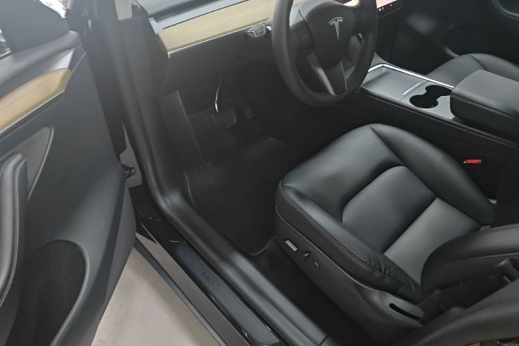Tesla Model Y 2022 car image #16