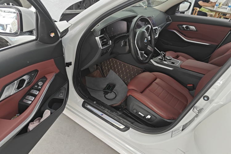 BMW 3 Series 2021 car image #16