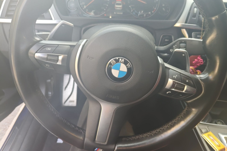 BMW 3 Series 2018 car image #16