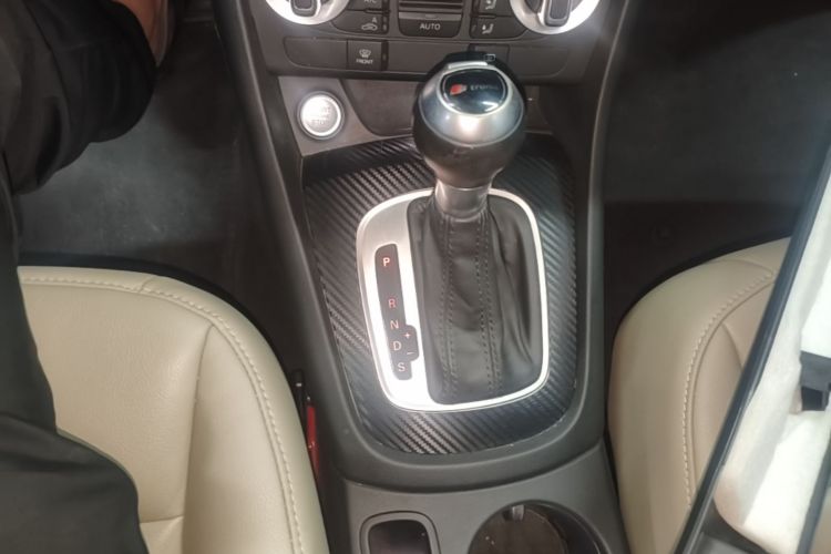 Audi Q3 2016 car image #14