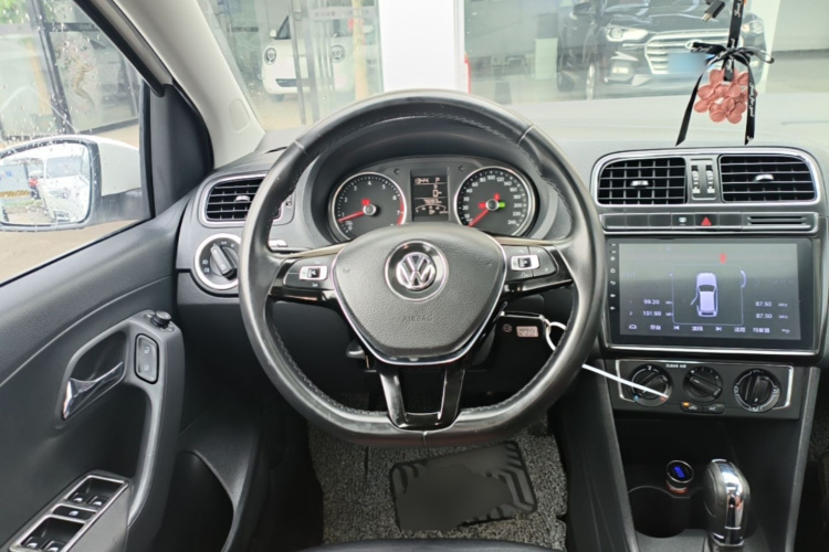 Volkswagen Polo 2017 car image #15