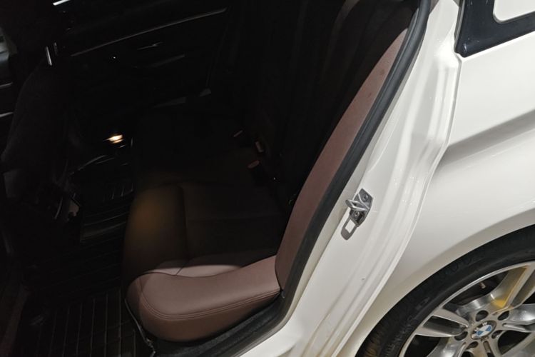 BMW 3 Series 2019 car image #17