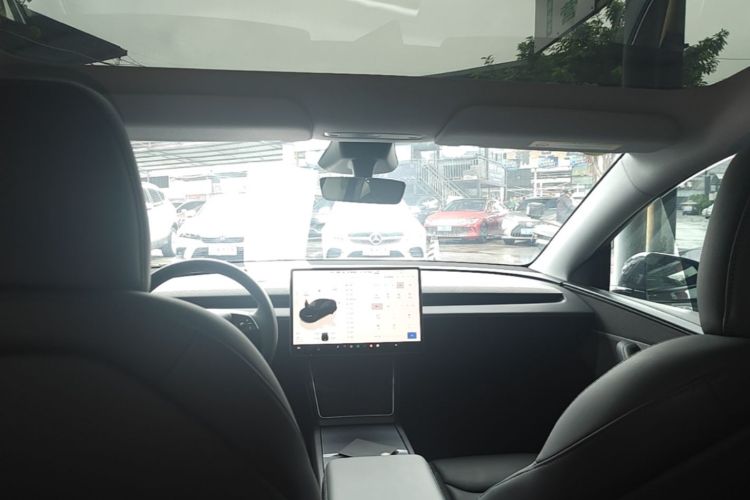Tesla Model Y 2025 #18 Tesla Model Y 2025 car image #18