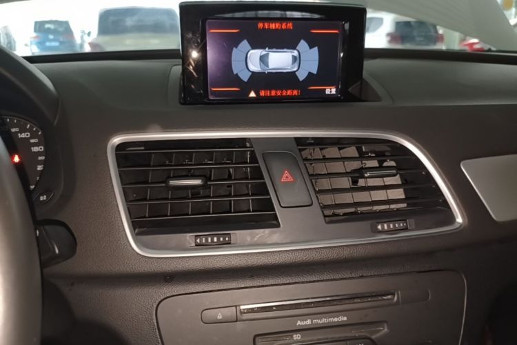 Audi Q3 2018 car image #13
