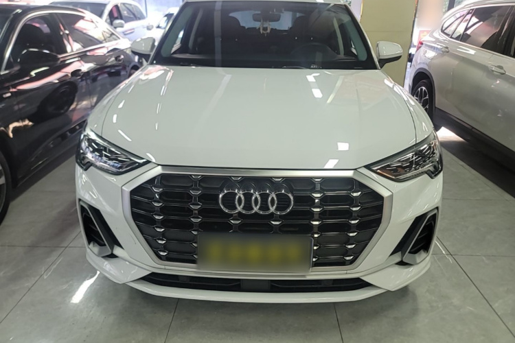 Audi Q3 2021 car image #3