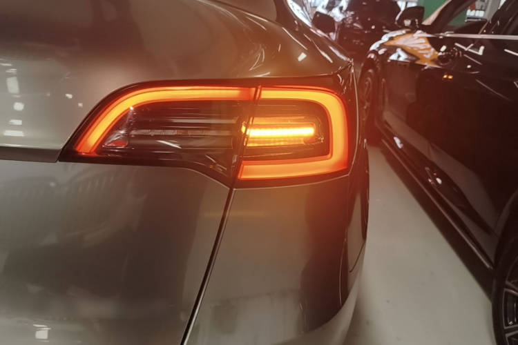 Tesla Model Y 2024 car image #8