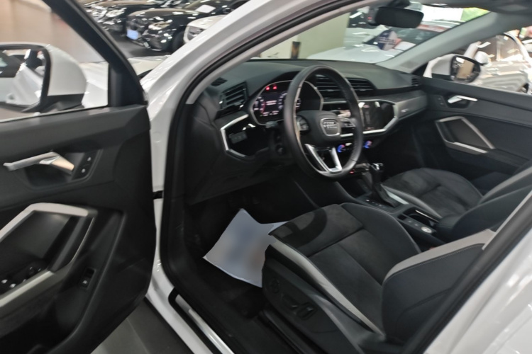 Audi Q3 2020 immagine di auto #12