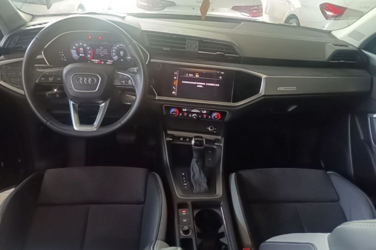 Audi Q3 2020 car image #11