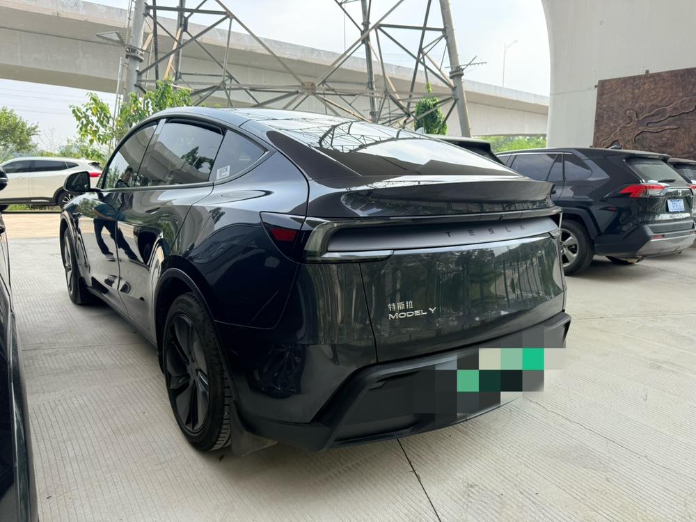 Tesla Model Y 2025 car image #4