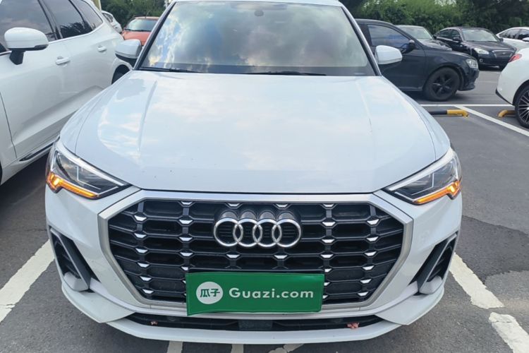 Audi Q3 2022 car image #3