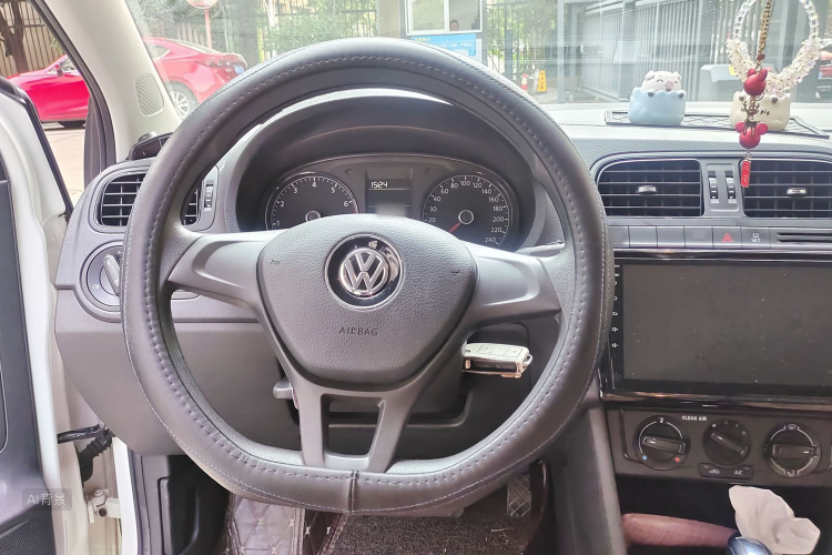 Volkswagen Polo 2018 car image #12