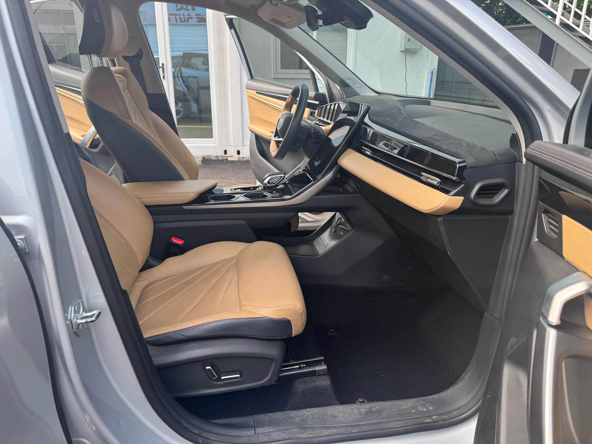 GEELY Boyue L 2023 car image #8