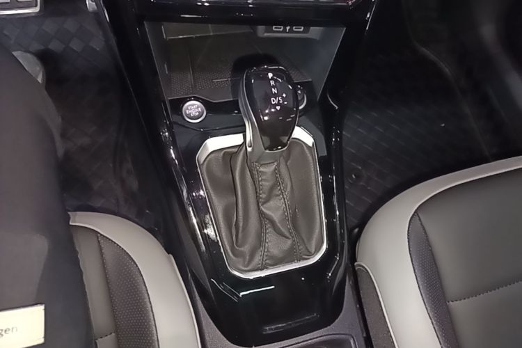 Volkswagen T-Roc 2024 car image #18