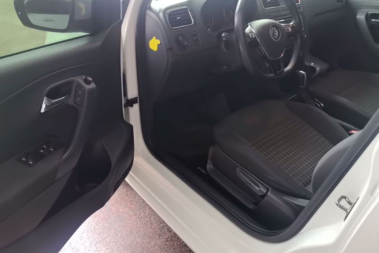 Volkswagen Polo 2016 car image #16