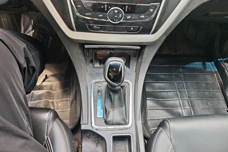 GEELY Emgrand 2016 car image #14