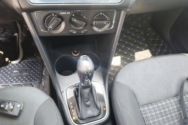 Volkswagen Polo 2016 car image #14