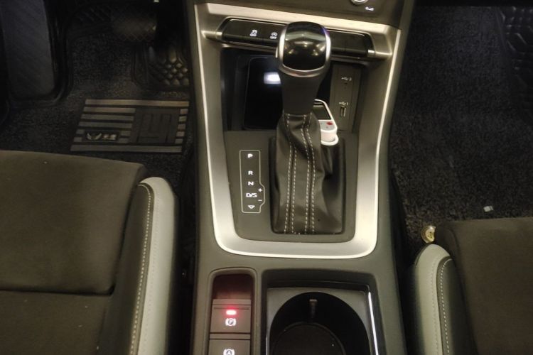 Audi Q3 2019 car image #14