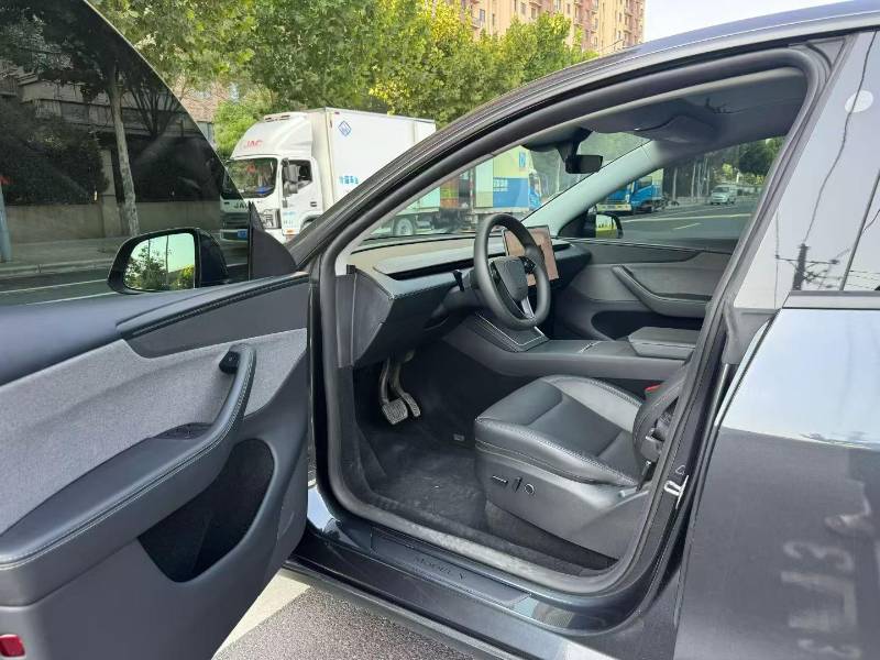 Tesla Model Y 2025 #6 Tesla Model Y 2025 car image #6
