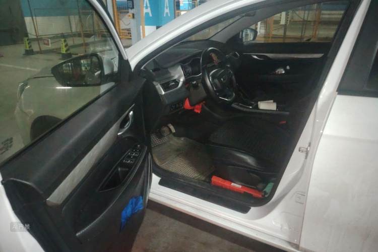 GEELY Emgrand 2019 car image #18
