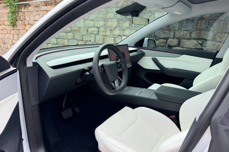 Tesla Model Y 2025 #16 Tesla Model Y 2025 car image #16