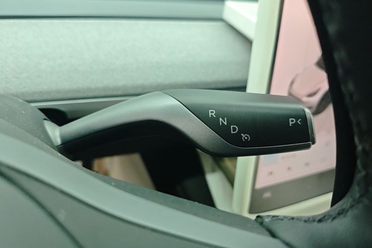 Tesla Model Y 2023 car image #14