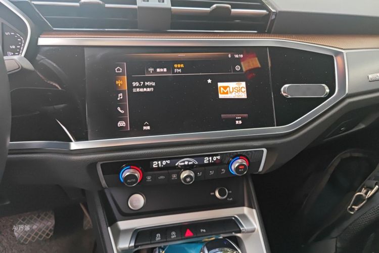 Audi Q3 2020 car image #15