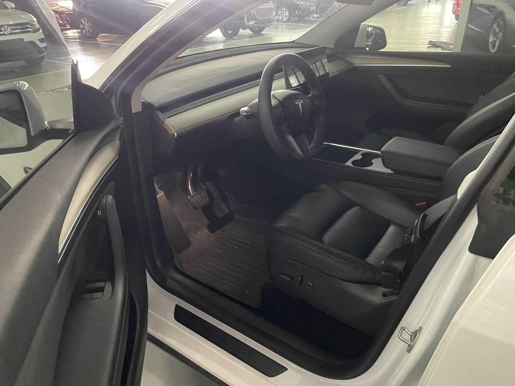 Tesla Model Y 2023 car image #2