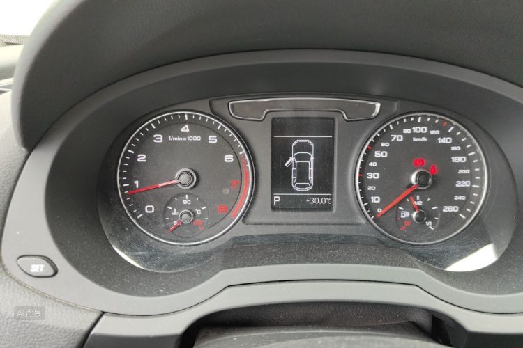 Audi Q3 2018 car image #13