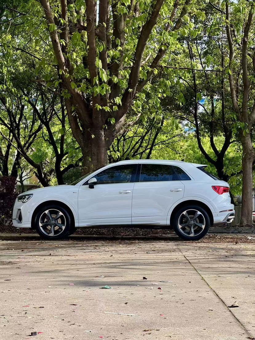 Audi Q3 2021 car image #2