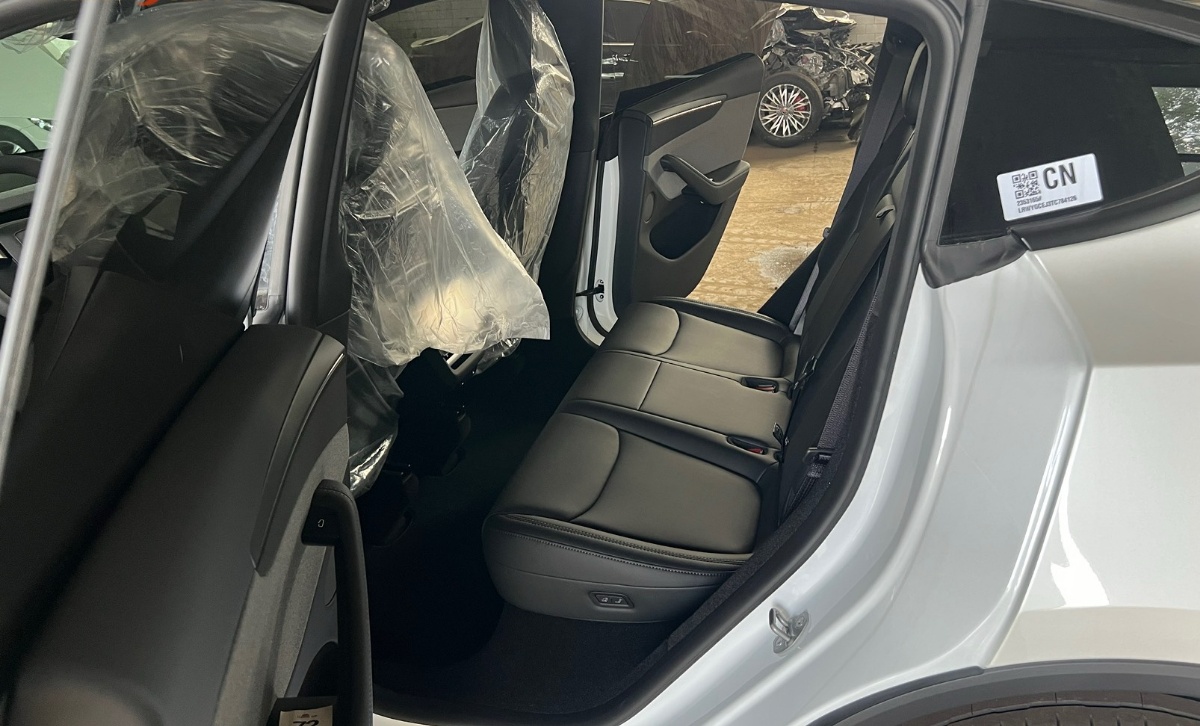 Tesla Model Y 2026 car image #12