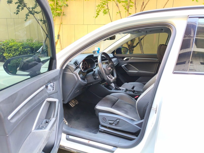 Audi Q3 2023 car image #7