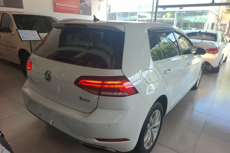 Volkswagen Golf 2019 car image #7