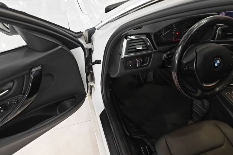 BMW 3 Series 2017 #16 BMW 3 Series 2017 car image #16