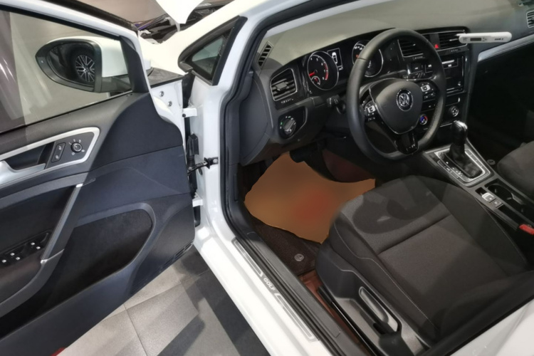 Volkswagen Golf 2019 car image #16